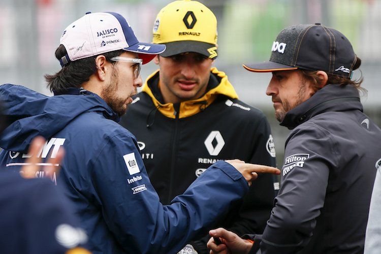 Sergio Pérez, Carlos Sainz und Fernando Alonso müssen gemeinsam mit Brendon Hartley zur FIA-Pressekonferez antraben