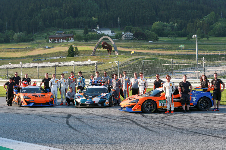 Gruppenbild vor imposanter Kulisse: Die McLaren 570S GT4 von Dörr Motorsport und dem Team GT