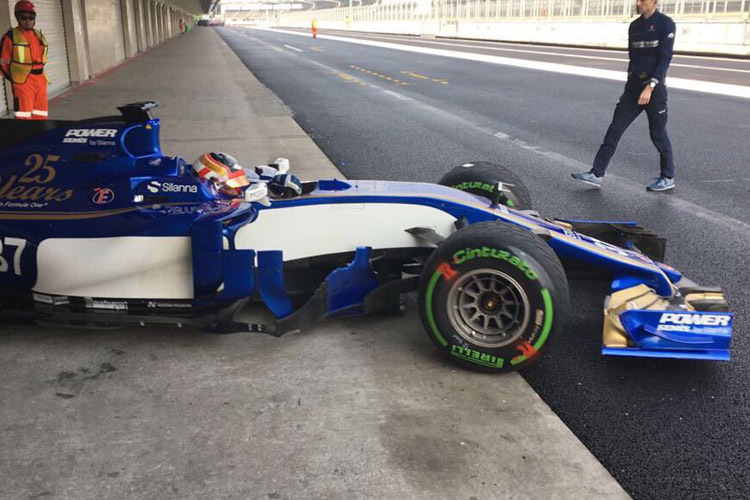 Charles Leclerc musste den zweiten Pirelli-Testtag in Mexiko auf den Intermediates in Angriff nehmen