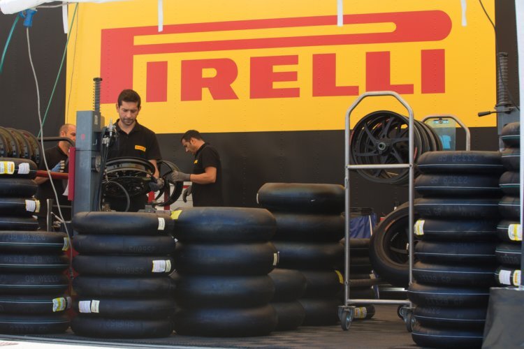 Die Reifentechniker von Pirelli mussten den W0735 wieder von den Felgen nehmen