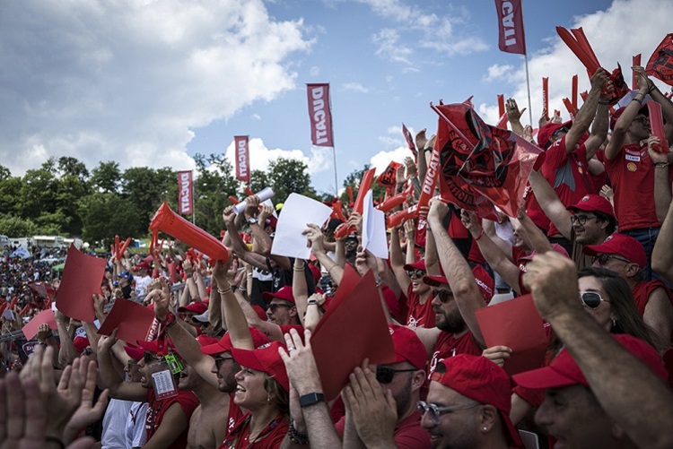 Die Welt ist Rot - zumindest am Grand Prix von Italien auf der Ducati-Tribüne