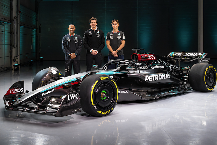 Lewis Hamilton, Toto Wolff und George Russell mit dem neuen Mercedes W15