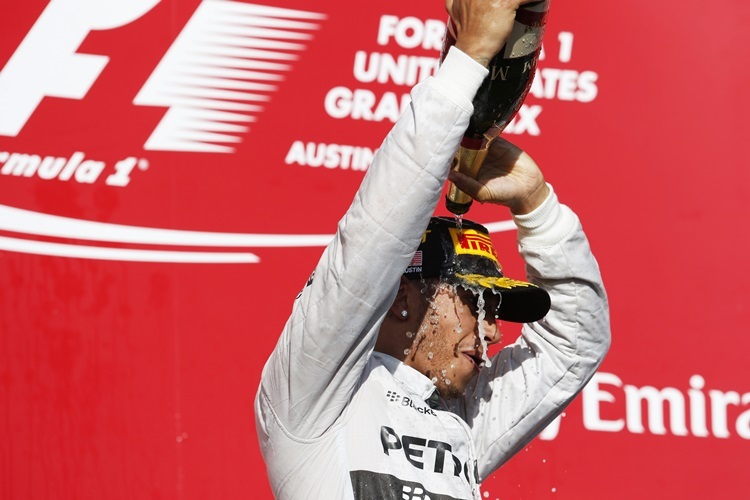 Lewis Hamilton gönnt sich eine Champagner-Dusche