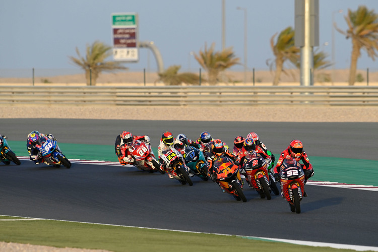 Moto3-WM-Lauf beim Doha-GP: Alcoba (52) führt, McPhee (17) ein paar Plätze dahinter