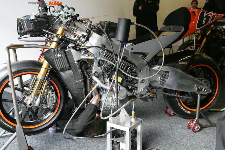 So sah die 990-ccm-V4-KTM in der Saison 2005 im Team Roberts aus