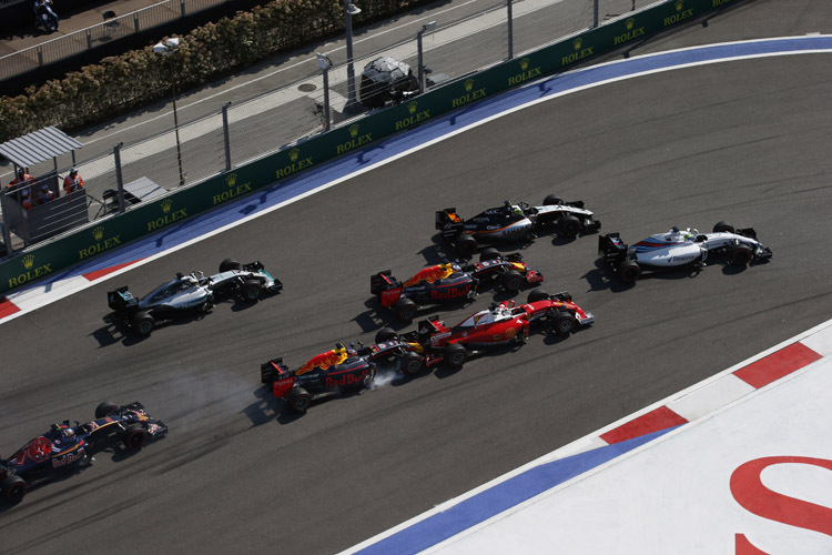 Da krachte es schon: Daniil Kvyat landete im Ferrari-Heck von Sebastian Vettel