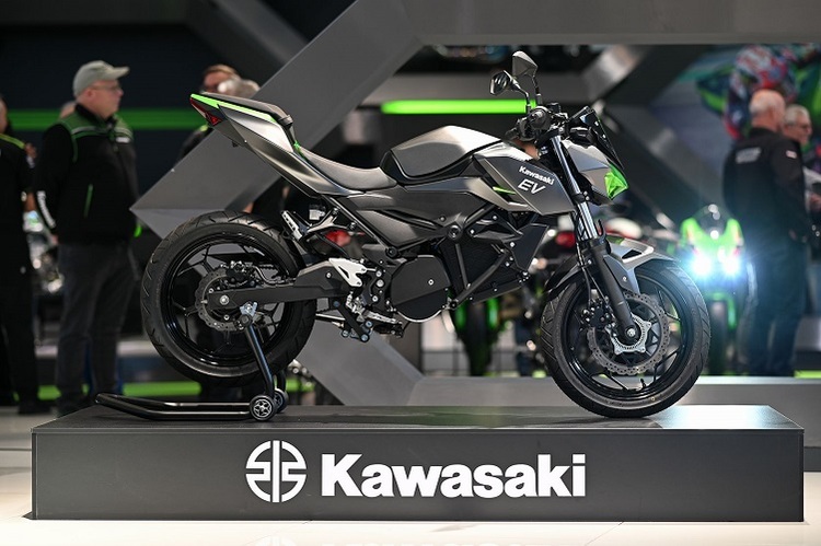Elektro-Prototyp von Kawasaki: Immerhin ist bewiesen, dass dieses Fahrzeug sich aus eigener Kraft fortbewegen kann