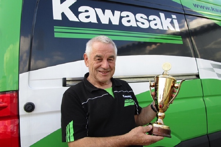 Toni Mang mit dem Originalpokal vom 2. Platz in Hockenheim von 1982