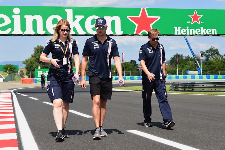 Sergio Pérez (Mitte) bei der Pistenbesichtigung auf dem Hungaroring