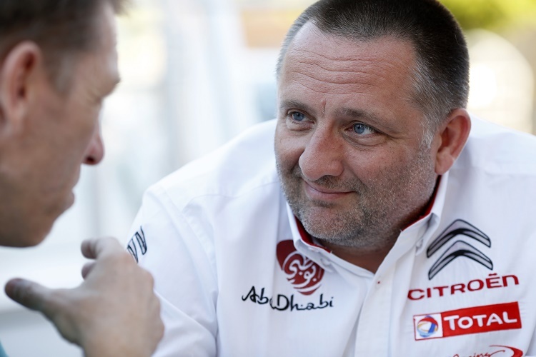 Kris Meeke (li.) im Gespräch mit dem Citroën-Sportchef Yves Matton