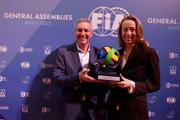 ADAC Sportpräsident Dr. Gerd Ennser und Dr. Monica Berg, ADAC Leiterin Interessenvertretung, nahmen den Nachhaltigkeitspreis entgegen