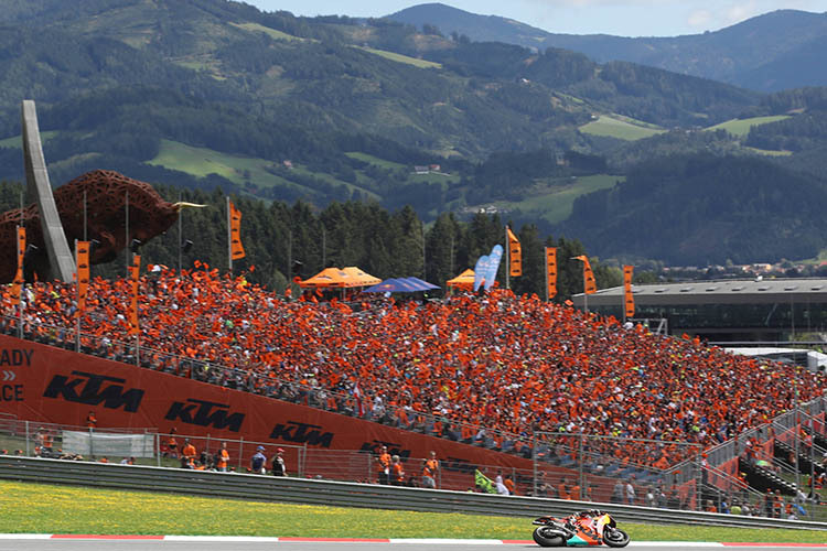 Orange so weit das Auge reicht – die KTM-Tribüne in Spielberg