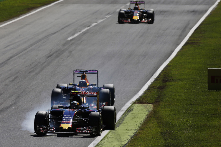 Carlos Sainz wird von Daniel Ricciardo gejagt