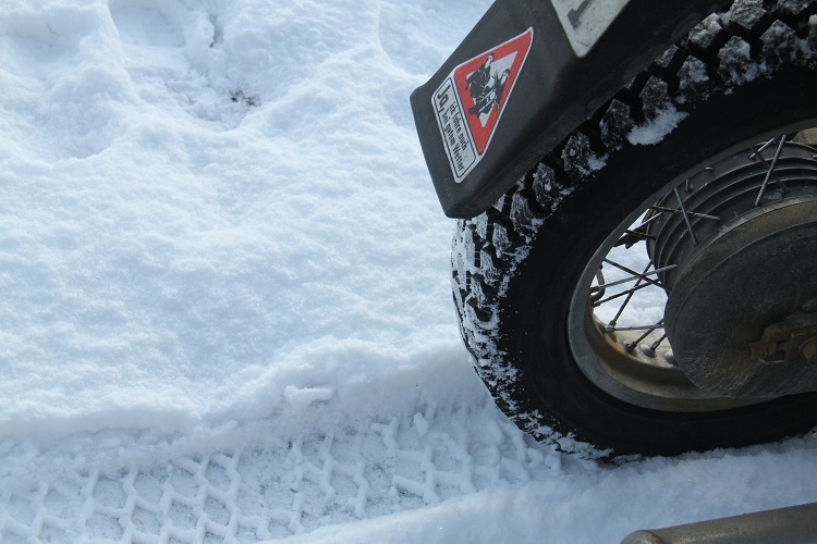 Selbst in Pulverschnee ist der Grip so gut, dass im Schnee ein Profilmuster zurückbleibt