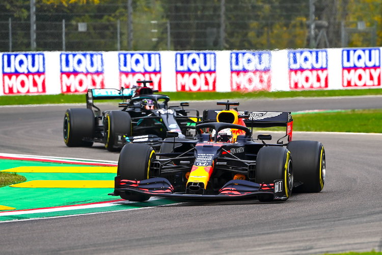 Max Verstappen in Imola 2020 vor Lewis Hamilton