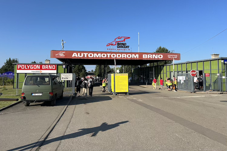 Retro-Charme schon am Eingangstor