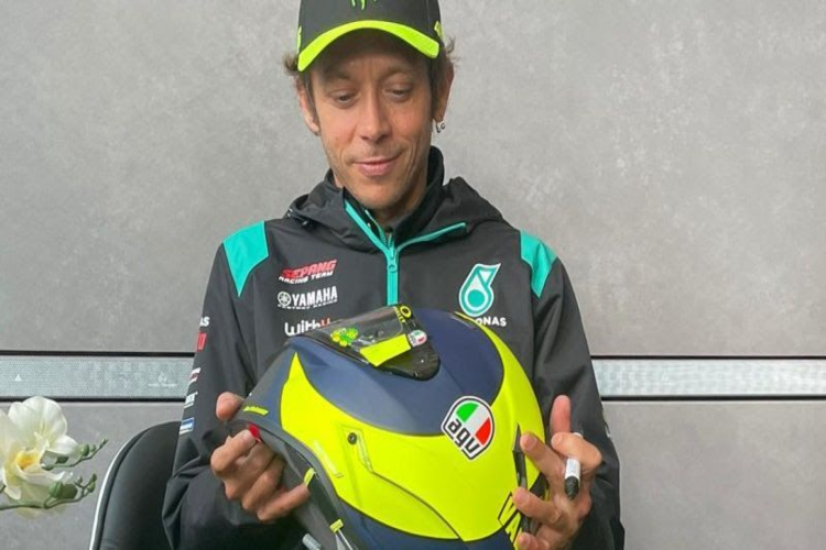 Auch Valentino Rossi unterstützt die Wohltätigkeitsorganisation mit einem signierten Replika Helm