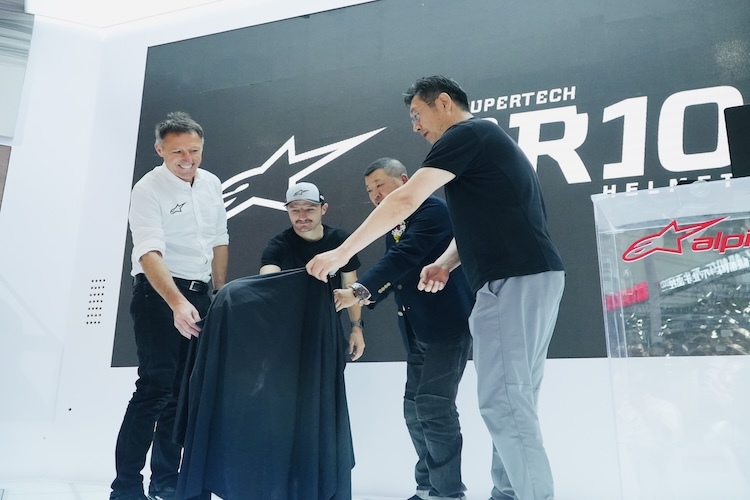 Premiere: Mit CEO Mazzarolo (links) präsentierte Jack Miller eine neue Helmversion des R10