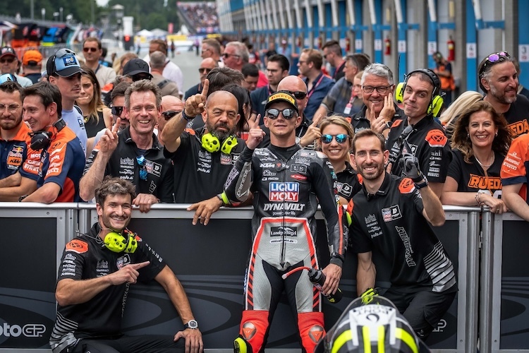 Gutes Ende für David Munoz und den einen Teil der Moto3-Intact-Mannschaft um Peter Öttl