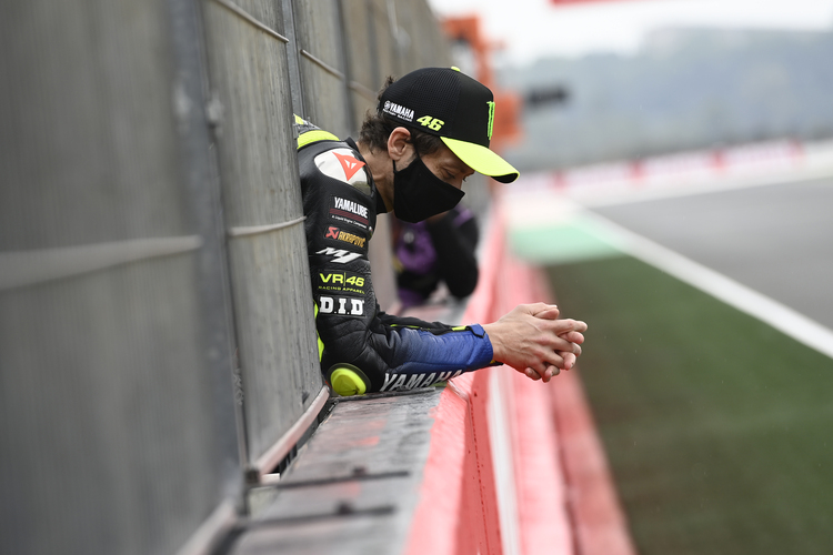 Valentino Rossi an der Boxenmauer