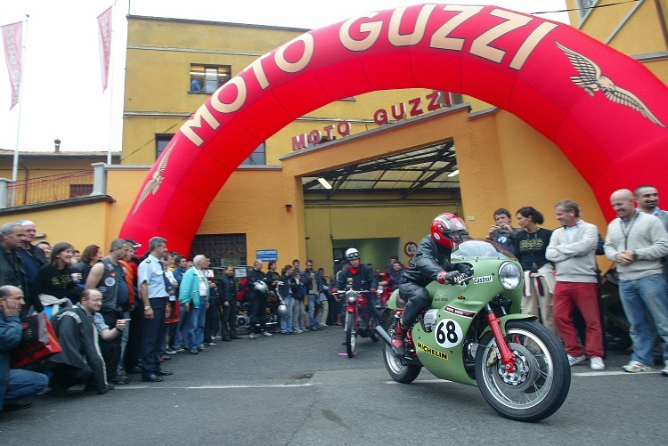 Open House von 6. bis 8. September bei Moto Guzzi: Durch das Rote Tor fliegen sie hinaus auf alle Strassen dieser Welt