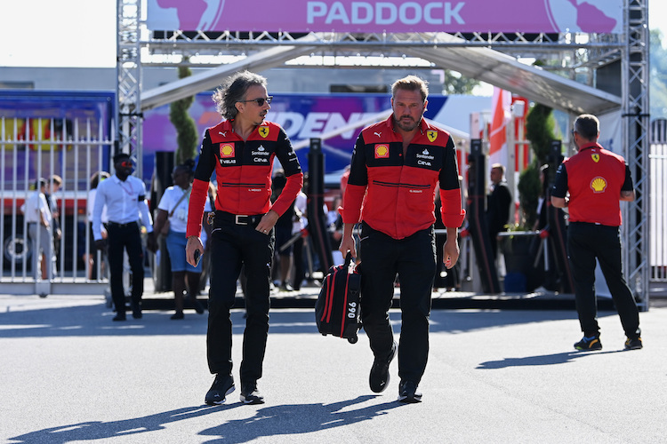 Ferrari-Sportchef Laurent Mekies (links) mit Ferrari-Teammitglied Gino Rosato