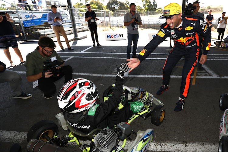 Daniel Ricciardo durfte mit den Grid Kids von Australien auf die Piste  