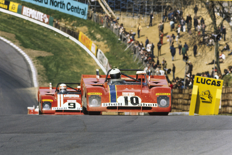 Mit Ferrari beim Sportwagenrennen von Brands Hatch, hinten Clay Regazzoni