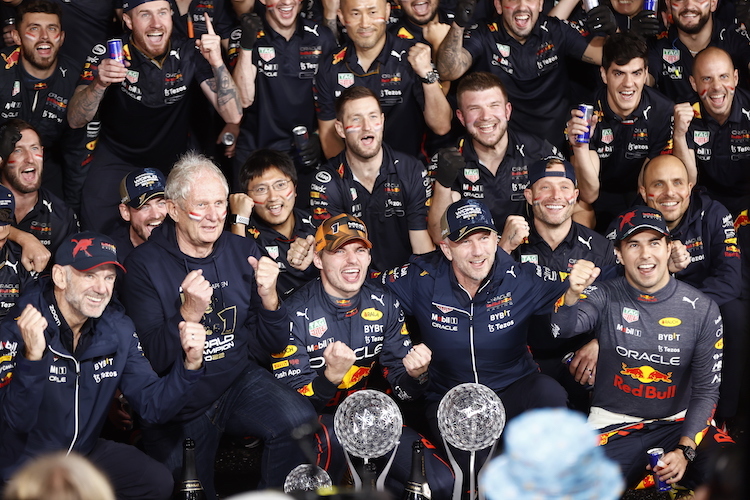 Adrian Newey (links unten) mit der Red Bull Racing-Mannschaft