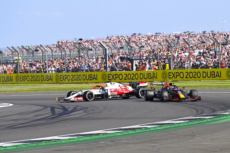 Kimi Räikkönen in Schwierigkeiten, rechts Sergio Pérez