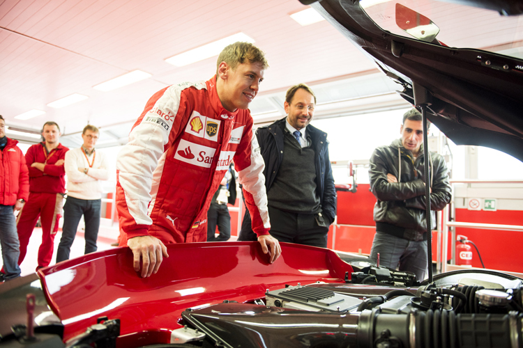 Vor seiner Ausfahrt setzte sich Vettel mit dem für ihn unbekannten FXX K auseinander