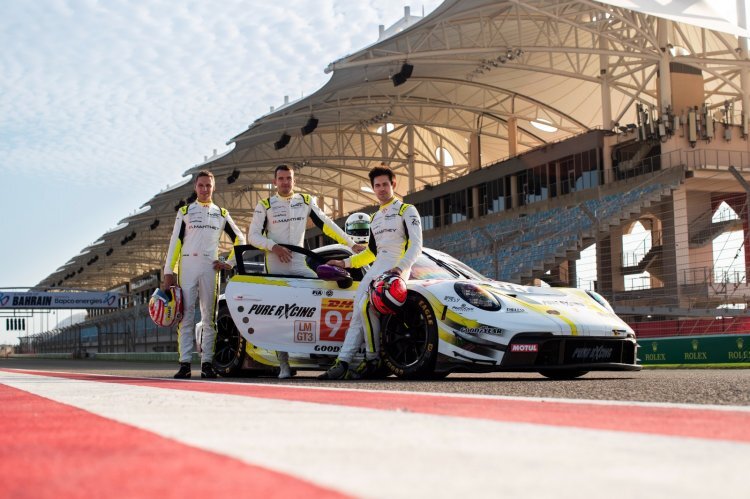 Klaus Bachler, Aliaksandr Malykhin und Joel Sturm (v.li.) vor dem Porsche 911 GT3 R LMGT3