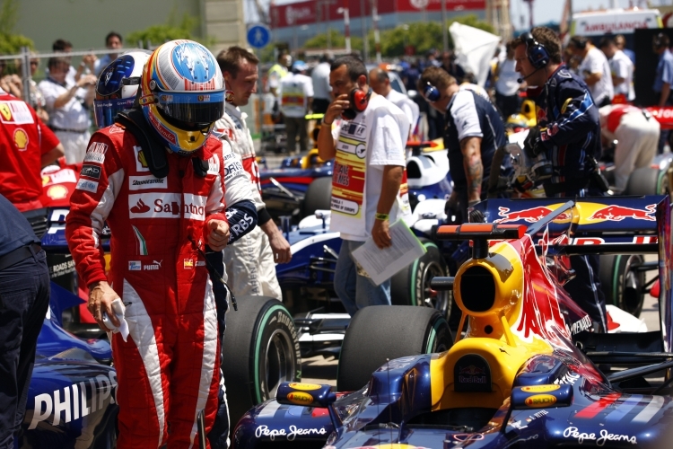 Alonso schaut sich Vettels RB6 genau an