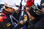 Sébastien Ogier umringt von Fans