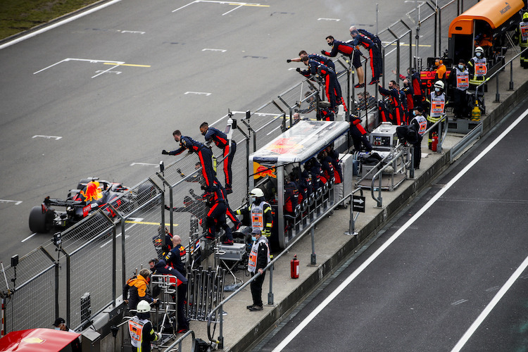 Die Red Bull Racing-Truppe feiert Max Verstappen