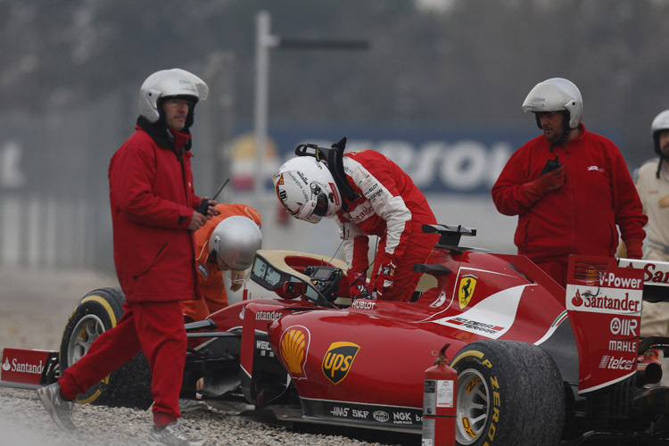 Sebastian Vettel landete gleich nach dem Start des dritten Testtages im Kies...
