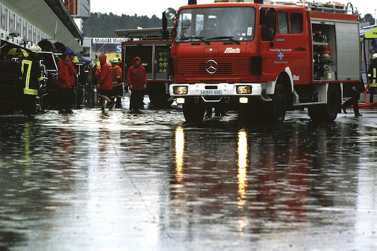 Regen in Hockenheim: Im Jahre 2000 stand sogar die Boxengasse unter Wasser