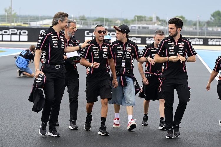 Marco Bezzecchi: Erste Streckenbegehung in Balaton Park – mit dabei Racing-Boss Massimo Rivola (li.)