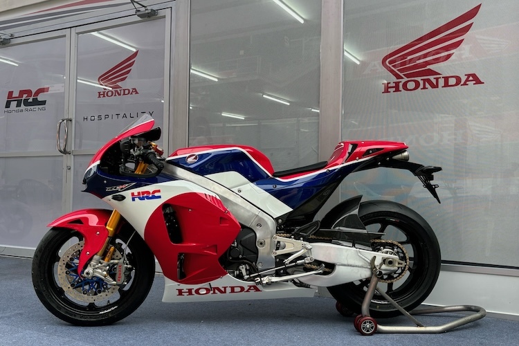 Honda RC213V-S als Dekoration im Fahrerlager