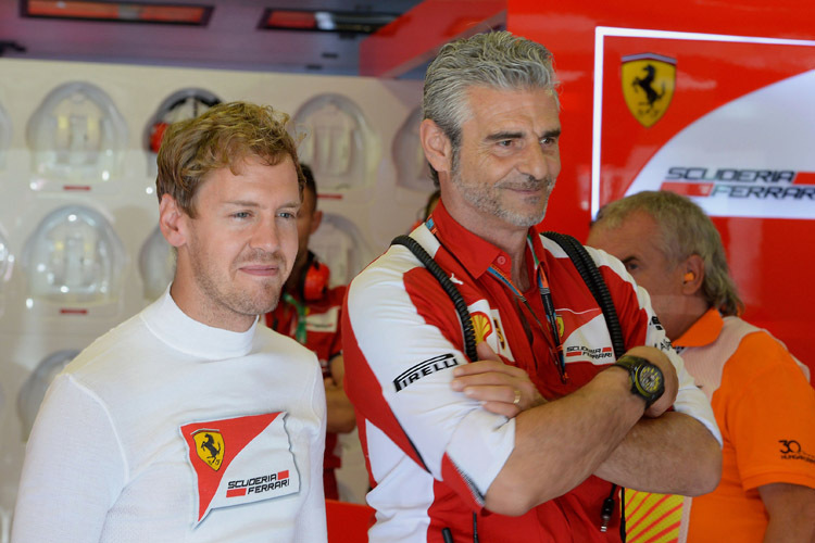 Keine Euphorie: Ferrari-Teamchef Maurizio Arrivabene und Sebastian Vettel