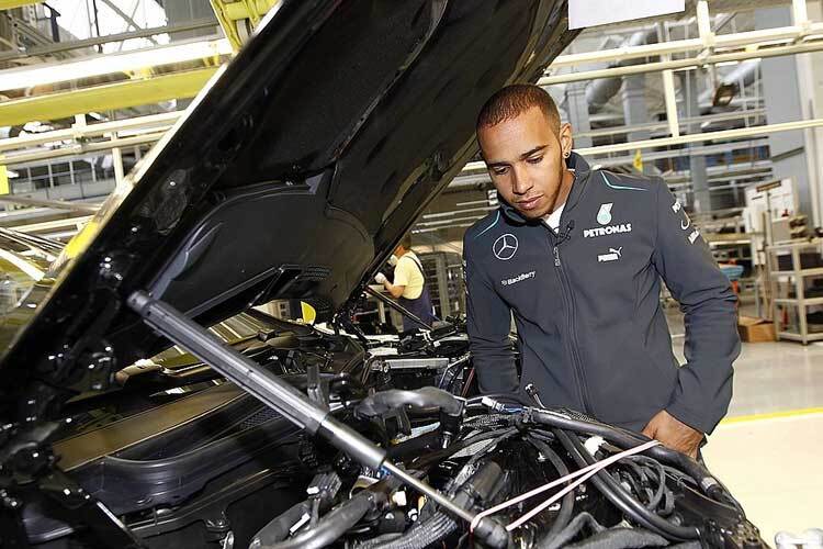 Lewis Hamilton inspizierte den Motorraum der neuen S-Klasse