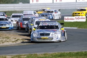 Bernd Schneider führt das Feld in Oschersleben an)
