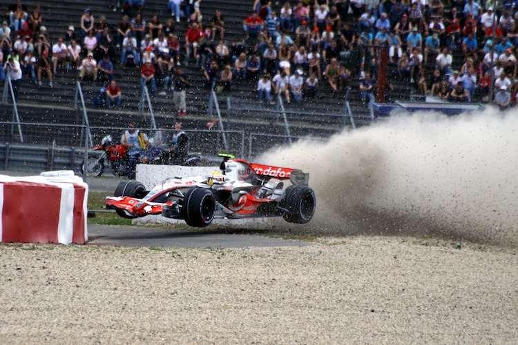 2007 mit McLaren: Nach diesem Crash auf dem Nürburgring musste Lewis Hamilton mit dem Hubschrauber ins Spital geflogen werden