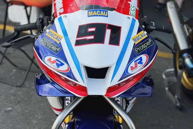 Auch die Honda Fireblade des Österreichers Julian Trummer blieb in den Boxen