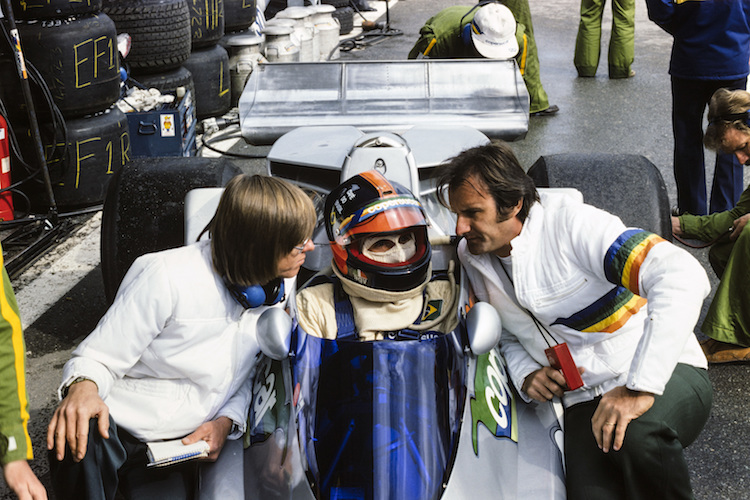 Divila (links) mit Emerson Fittipaldi (im Auto) und Wilson Fittipaldi