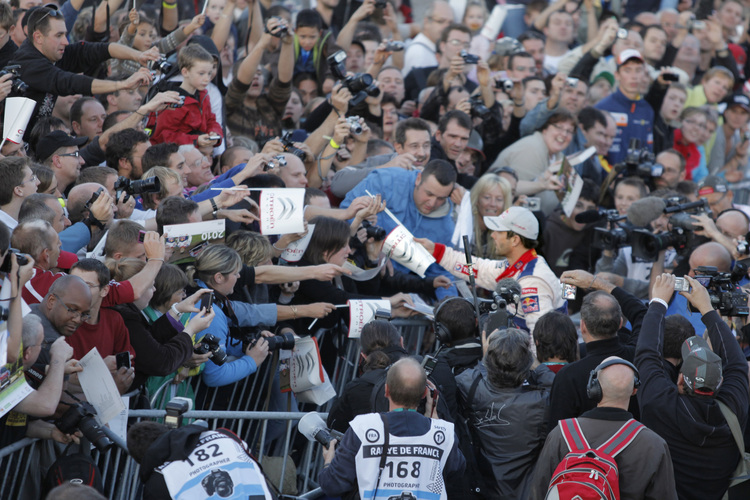 Die Fans feiern den alten und neuen Champion Loeb