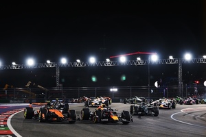 Max Verstappen geht an Lando Norris vorbei)