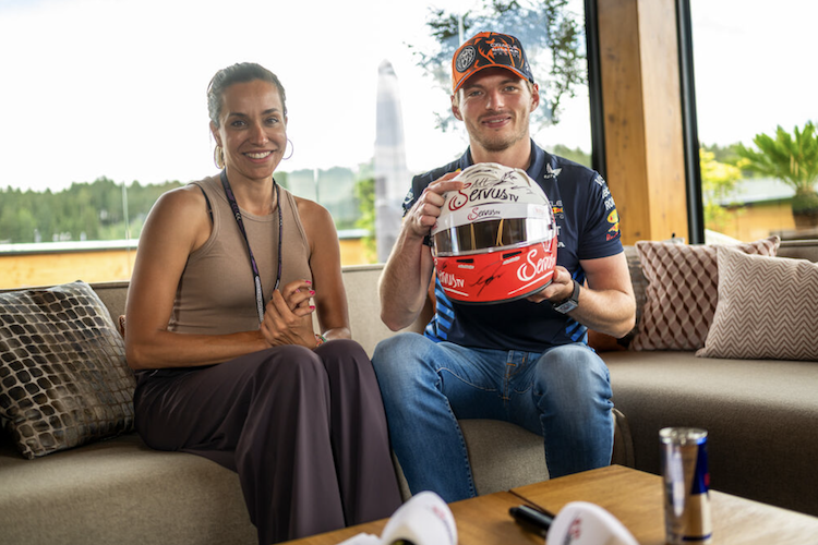 Andrea Schlager mit Max Verstappen beim Signieren des Helms