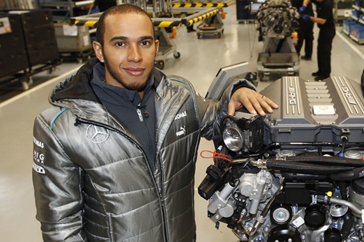 Lewis Hamilton auf Besuch im Motorenwerk