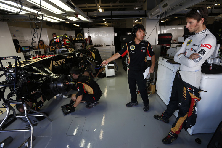Romain Grosjean am Freitag mit seinem japanischen Ingenieur Ayao Komatsu